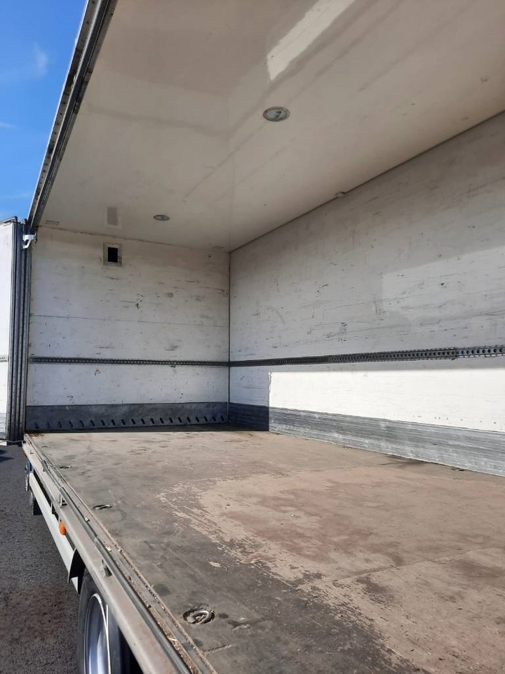 Truk box Volvo FL 240: gambar 6 Truk box Volvo FL 240: gambar 6