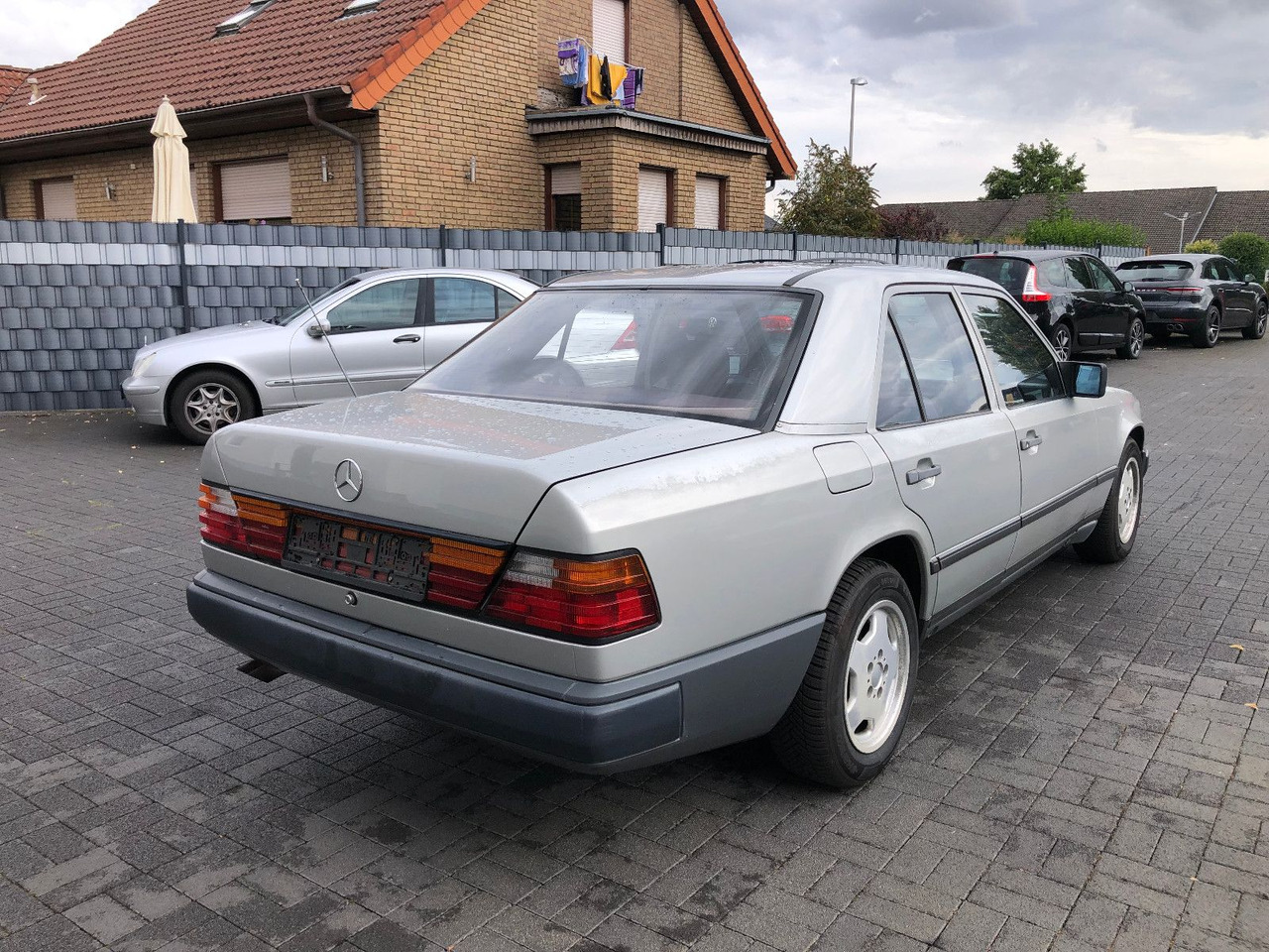 Mercedes-Benz W124 E 260 - Mobil sedan: gambar 2 Mercedes-Benz W124 E 260 - Mobil sedan: gambar 2