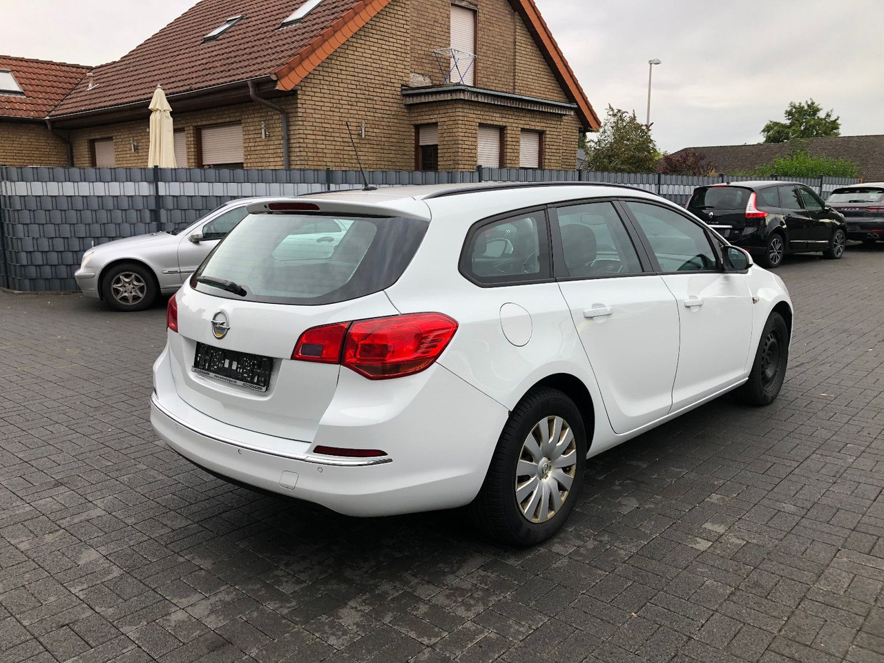 Opel Astra J 1.6 CDTi Sports Tourer Edition - Station wagon: gambar 2 Opel Astra J 1.6 CDTi Sports Tourer Edition - Station wagon: gambar 2