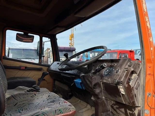 Interior photo 1: Truk tangki Mercedes-Benz 914 KO RHD 4x2 FULL STEEL TANK TRUCK (6-CILINDER ENGINE / MANUAL GEARBOX / FULL STEEL SUSPENSION) Interior photo 1: Truk tangki Mercedes-Benz 914 KO RHD 4x2 FULL STEEL TANK TRUCK (6-CILINDER ENGINE / MANUAL GEARBOX / FULL STEEL SUSPENSION)