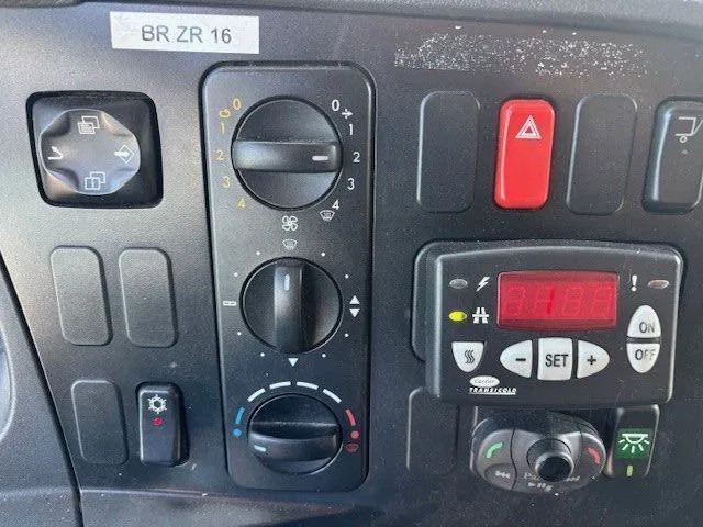 Leasing Mercedes-Benz Atego 816 L 4x2 ORIGINAL DUTCH COOLER TRUCK WITH CARRIER XARIOS 600D/E (MANUAL GEARBOX / AIRCONDITIONING / 2.000 KG. TAILLIFT) Mercedes-Benz Atego 816 L 4x2 ORIGINAL DUTCH COOLER TRUCK WITH CARRIER XARIOS 600D/E (MANUAL GEARBOX / AIRCONDITIONING / 2.000 KG. TAILLIFT): gambar 11 Leasing Mercedes-Benz Atego 816 L 4x2 ORIGINAL DUTCH COOLER TRUCK WITH CARRIER XARIOS 600D/E (MANUAL GEARBOX / AIRCONDITIONING / 2.000 KG. TAILLIFT) Mercedes-Benz Atego 816 L 4x2 ORIGINAL DUTCH COOLER TRUCK WITH CARRIER XARIOS 600D/E (MANUAL GEARBOX / AIRCONDITIONING / 2.000 KG. TAILLIFT): gambar 11