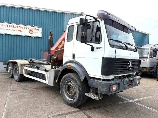 Mercedes-Benz SK 2527 6x2 HOOK-ARM SYSTEM WITH HMF CRANE (V6 ENGINE / ZF MANUAL GEARBOX / REDUCTION AXLE / STEEL SUSPENSION / P.T.O.) - Hook lift, Truk derek: gambar 2 Mercedes-Benz SK 2527 6x2 HOOK-ARM SYSTEM WITH HMF CRANE (V6 ENGINE / ZF MANUAL GEARBOX / REDUCTION AXLE / STEEL SUSPENSION / P.T.O.) - Hook lift, Truk derek: gambar 2