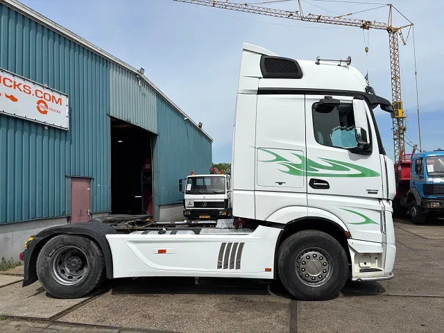 Mercedes-Benz Actros 1845 LS BIGSPACE (RETARDER / EURO 5 / TELLIGENT GEARBOX / FULL SPOILERSET / 2x DIESELTANK / AIRCONDITIONING) - Tractor head: gambar 4 Mercedes-Benz Actros 1845 LS BIGSPACE (RETARDER / EURO 5 / TELLIGENT GEARBOX / FULL SPOILERSET / 2x DIESELTANK / AIRCONDITIONING) - Tractor head: gambar 4