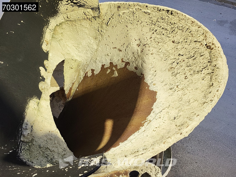 Mercedes-Benz Axor 3240 8X4 9m3 Liebherr mixer Steel suspension Manual Euro 5 - Truk pengaduk beton: gambar 5 Mercedes-Benz Axor 3240 8X4 9m3 Liebherr mixer Steel suspension Manual Euro 5 - Truk pengaduk beton: gambar 5