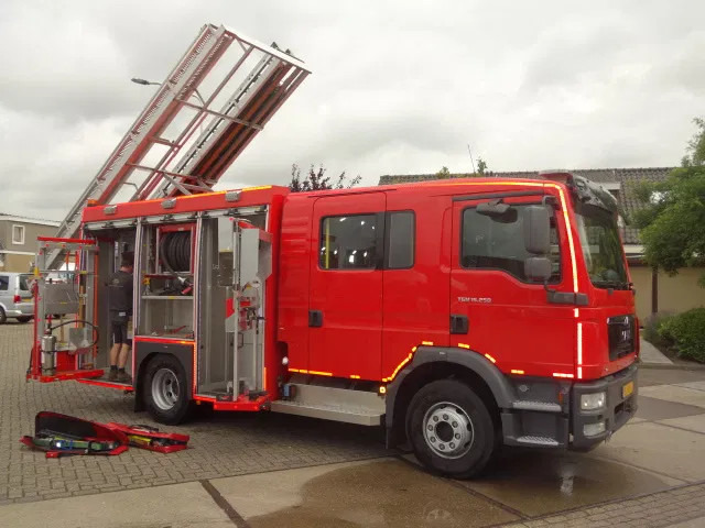 MAN TGM 15.250 FIRE TRUCK,2000 LITER TANK, FOAM TANK, AIRCO,WITH EQUIPMENT - Truk pemadam kebakaran: gambar 5 MAN TGM 15.250 FIRE TRUCK,2000 LITER TANK, FOAM TANK, AIRCO,WITH EQUIPMENT - Truk pemadam kebakaran: gambar 5