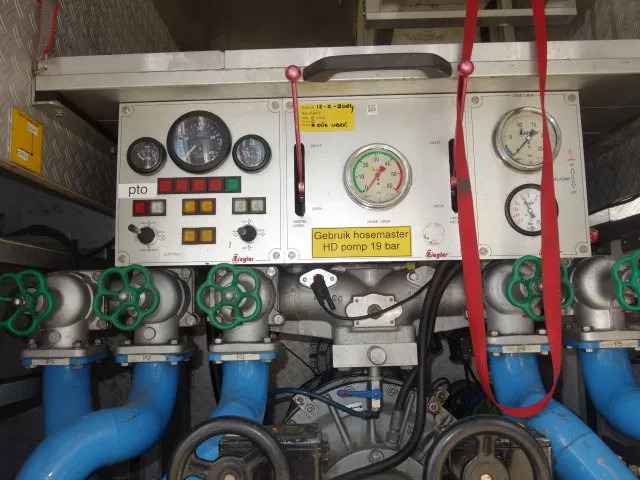 Mercedes-Benz Actros 1831 4X4 ZIEGLER BOMBEROS POMP,2500 L TANK - Truk pemadam kebakaran: gambar 4 Mercedes-Benz Actros 1831 4X4 ZIEGLER BOMBEROS POMP,2500 L TANK - Truk pemadam kebakaran: gambar 4