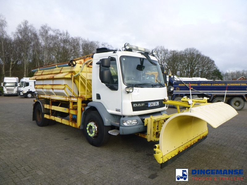 DAF LF 55.220 4X2 RHD salt spreader / gritter - Truk bajak salju: gambar 2 DAF LF 55.220 4X2 RHD salt spreader / gritter - Truk bajak salju: gambar 2