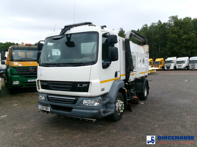 DAF LF 55.220 4x2 Scarab sweeper - Penyapu jalan: gambar 1 DAF LF 55.220 4x2 Scarab sweeper - Penyapu jalan: gambar 1