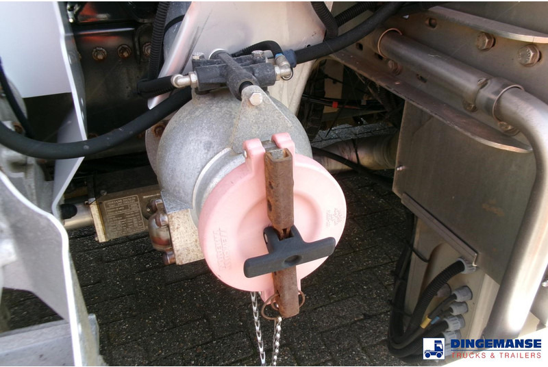 Truk tangki Renault Premium 270 4x2 fuel tank 13.7 m3 / 4 comp: gambar 12 Truk tangki Renault Premium 270 4x2 fuel tank 13.7 m3 / 4 comp: gambar 12