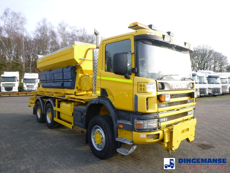 Scania P114-340 CB 6X6 RHD gritter / snow plough - Truk bajak salju: gambar 2 Scania P114-340 CB 6X6 RHD gritter / snow plough - Truk bajak salju: gambar 2