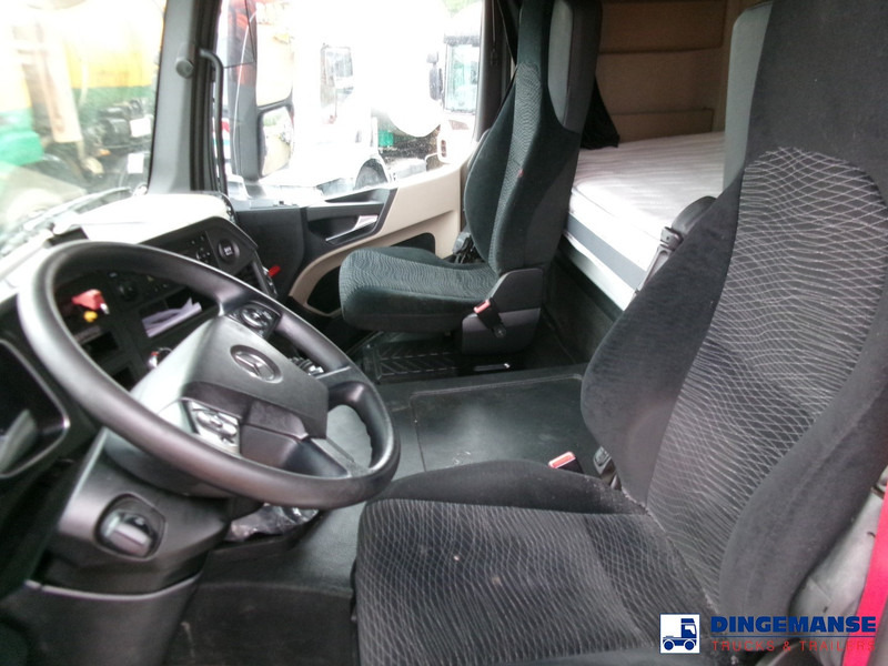 Interior photo 2: Tractor head Mercedes-Benz Actros 1843 4x2 Euro 6 + ADR