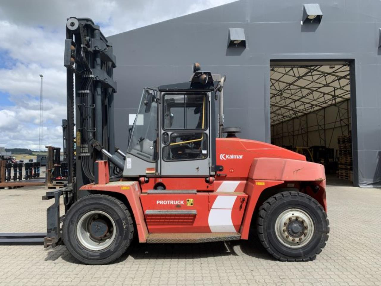 Kalmar DCE100-6 - Forklift diesel: gambar 1 Kalmar DCE100-6 - Forklift diesel: gambar 1