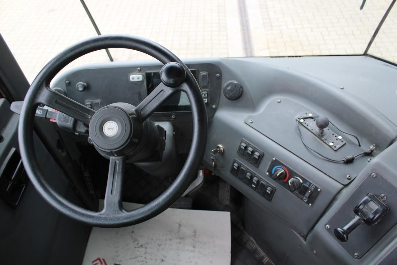 Kalmar T2I 4X2 - Traktor terminal: gambar 4 Kalmar T2I 4X2 - Traktor terminal: gambar 4