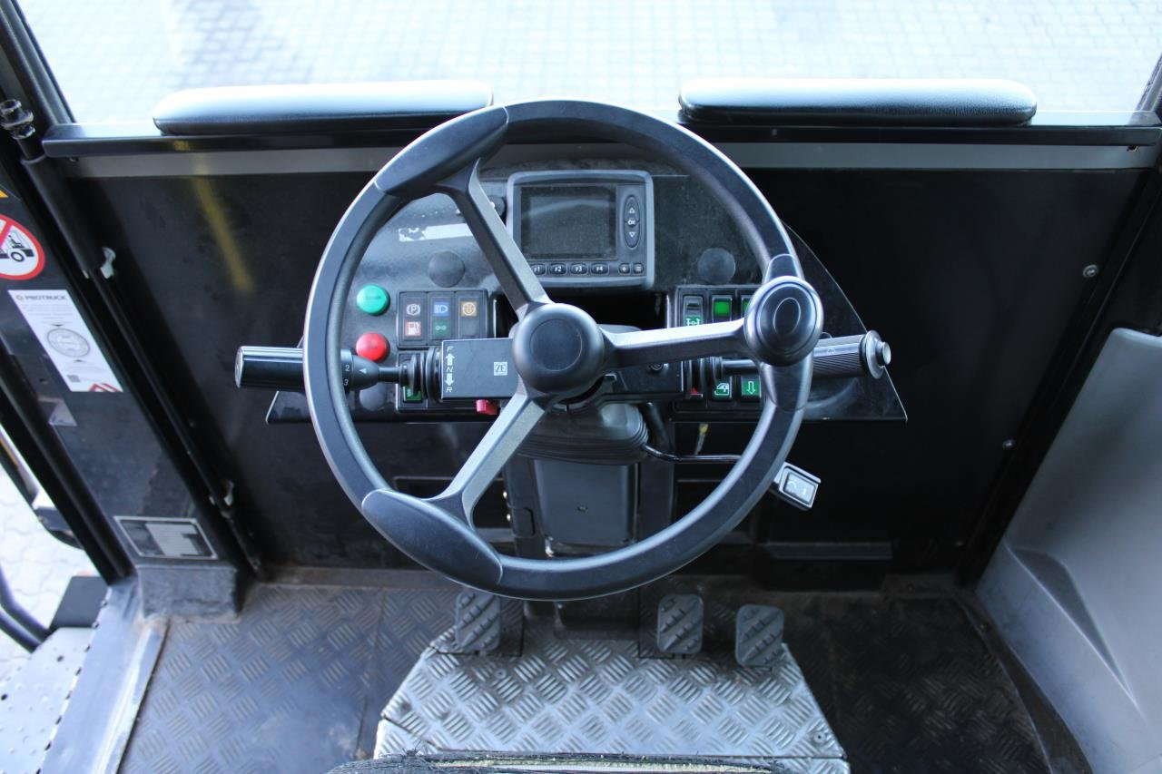MOL RM255 4X4 - Traktor terminal: gambar 4 MOL RM255 4X4 - Traktor terminal: gambar 4