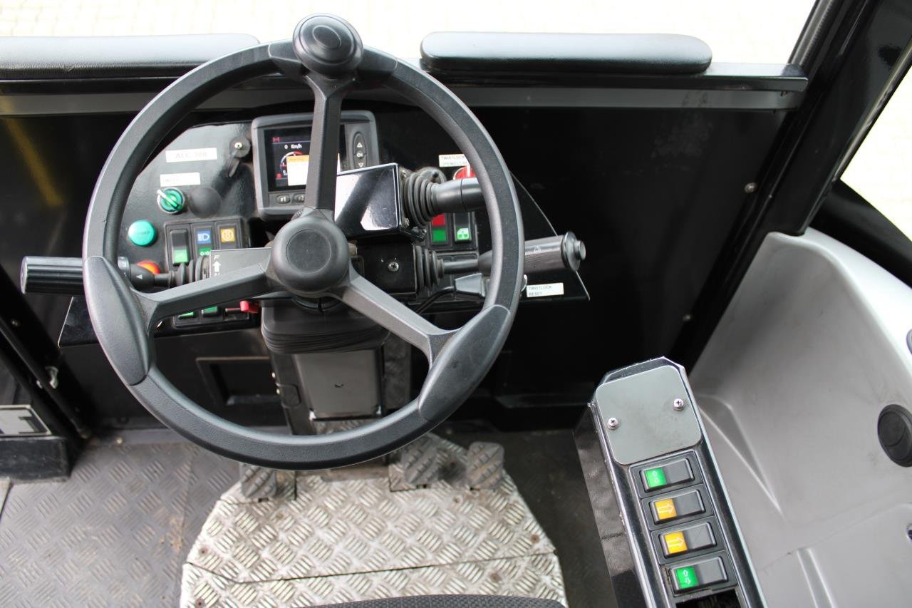 MOL RM255 4X4 - Traktor terminal: gambar 4 MOL RM255 4X4 - Traktor terminal: gambar 4