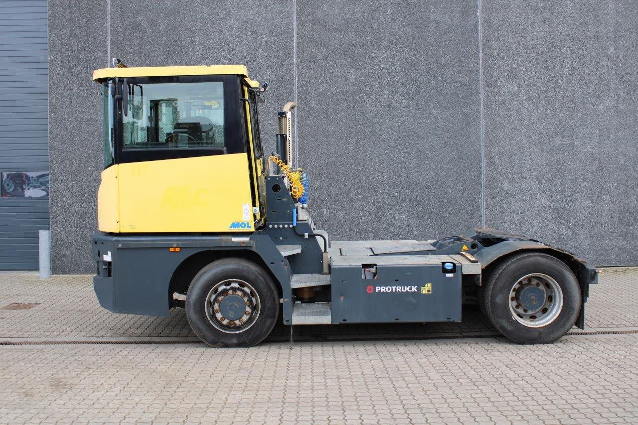 MOL RM255 4X4 - Traktor terminal: gambar 1 MOL RM255 4X4 - Traktor terminal: gambar 1