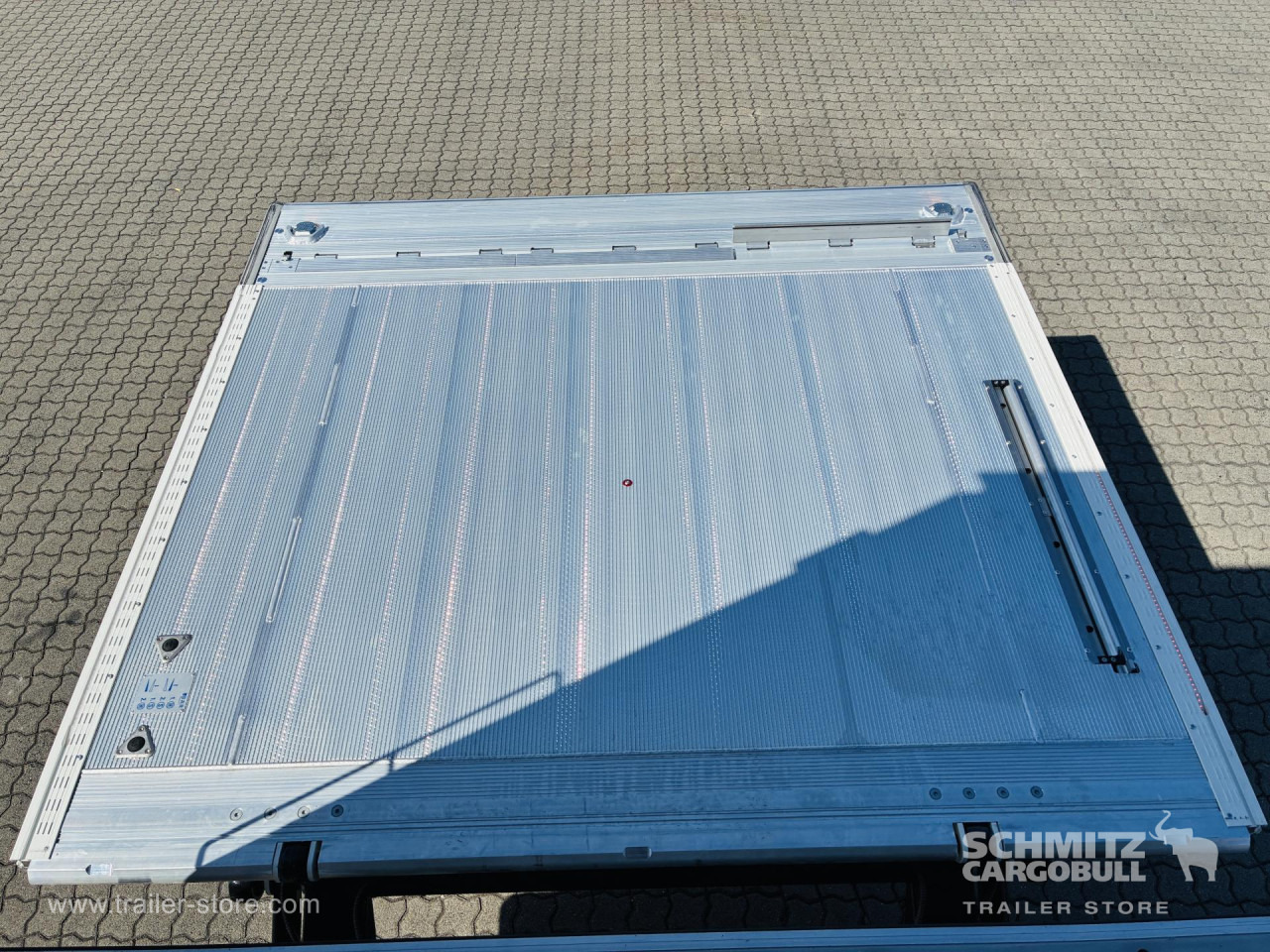 SCHMITZ Auflieger Tiefkühler Standard Taillift - Semi-trailer isotermal: gambar 3 SCHMITZ Auflieger Tiefkühler Standard Taillift - Semi-trailer isotermal: gambar 3