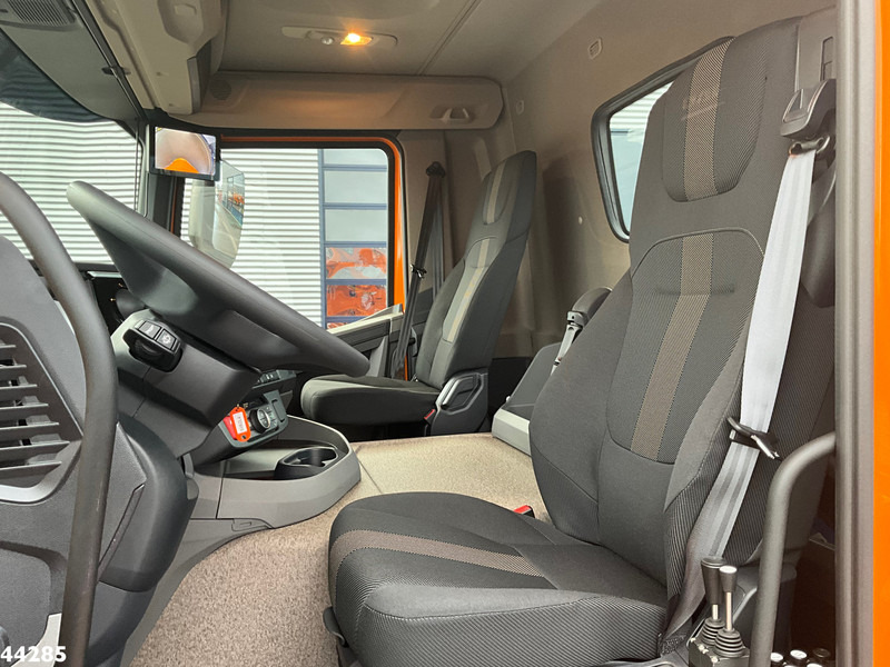 Interior photo 2: Hook lift DAF FAN XD 450 Euro 6 VDL 21 Ton Schuif-knik haakarmsysteem Interior photo 2: Hook lift DAF FAN XD 450 Euro 6 VDL 21 Ton Schuif-knik haakarmsysteem