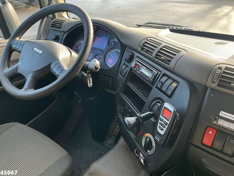 Interior photo 1: Truk derek DAF FAX 85 CF 410 HMF 85 Tonmeter laadkraan + Fly-jib