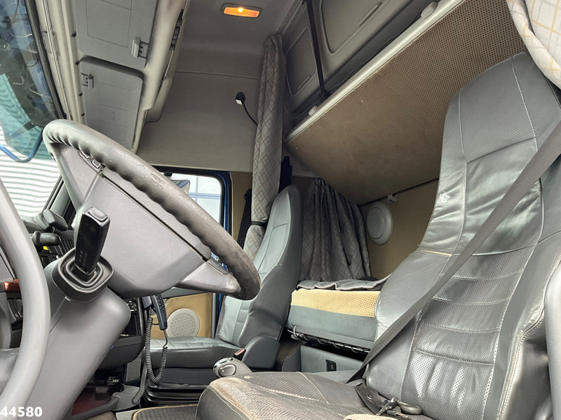 Interior photo 4: Truk derek Volvo FH 520 8x4 Euro 5 Hiab 24 Tonmeter laadkraan + Fly-jib