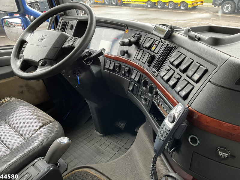 Interior photo 3: Truk derek Volvo FH 520 8x4 Euro 5 Hiab 24 Tonmeter laadkraan + Fly-jib