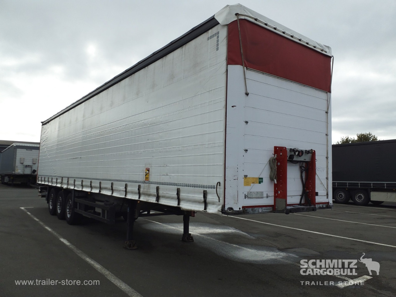 SCHMITZ Curtainsider Standard Taillift - Semi-trailer dengan terpal samping: gambar 1 SCHMITZ Curtainsider Standard Taillift - Semi-trailer dengan terpal samping: gambar 1