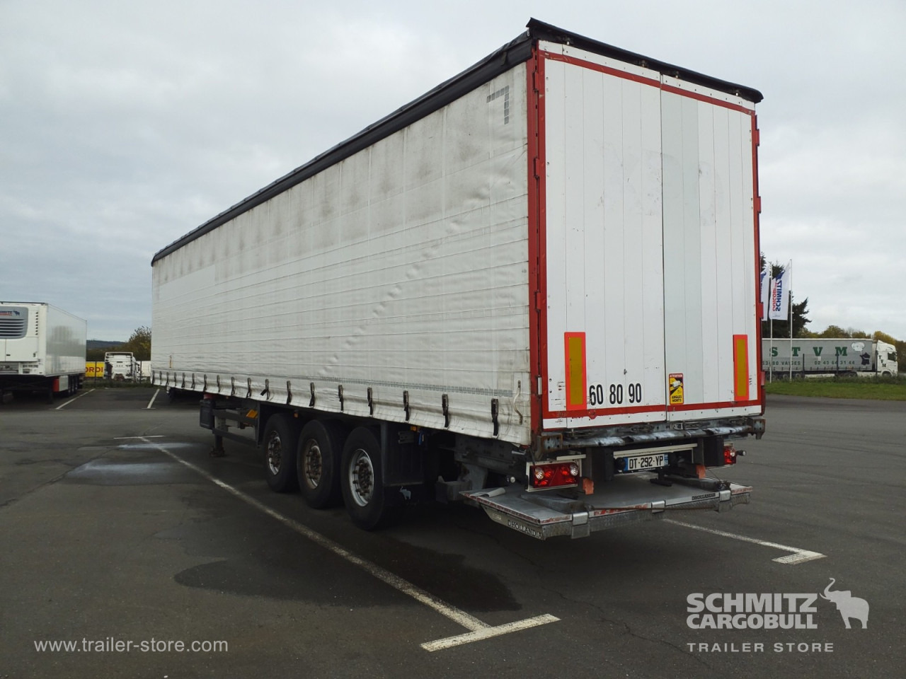 SCHMITZ Curtainsider Standard Taillift - Semi-trailer dengan terpal samping: gambar 4 SCHMITZ Curtainsider Standard Taillift - Semi-trailer dengan terpal samping: gambar 4