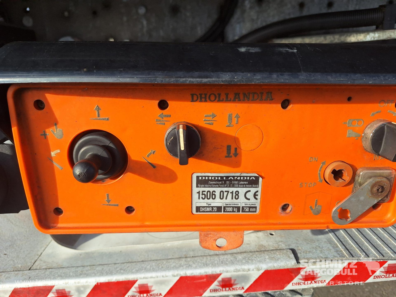 SCHMITZ Curtainsider Standard Taillift - Semi-trailer dengan terpal samping: gambar 2 SCHMITZ Curtainsider Standard Taillift - Semi-trailer dengan terpal samping: gambar 2