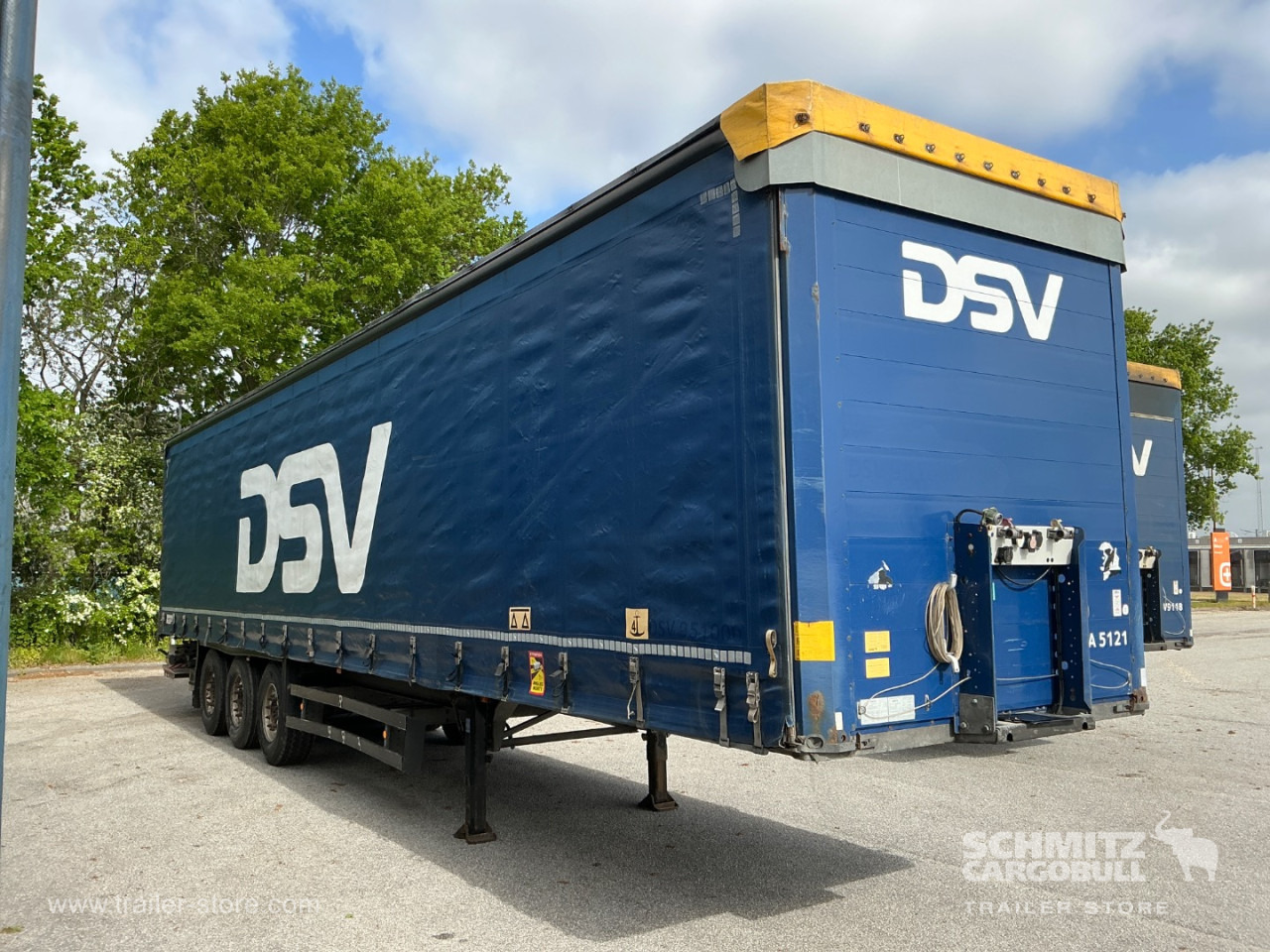 SCHMITZ Curtainsider Standard Taillift - Semi-trailer dengan terpal samping: gambar 1 SCHMITZ Curtainsider Standard Taillift - Semi-trailer dengan terpal samping: gambar 1