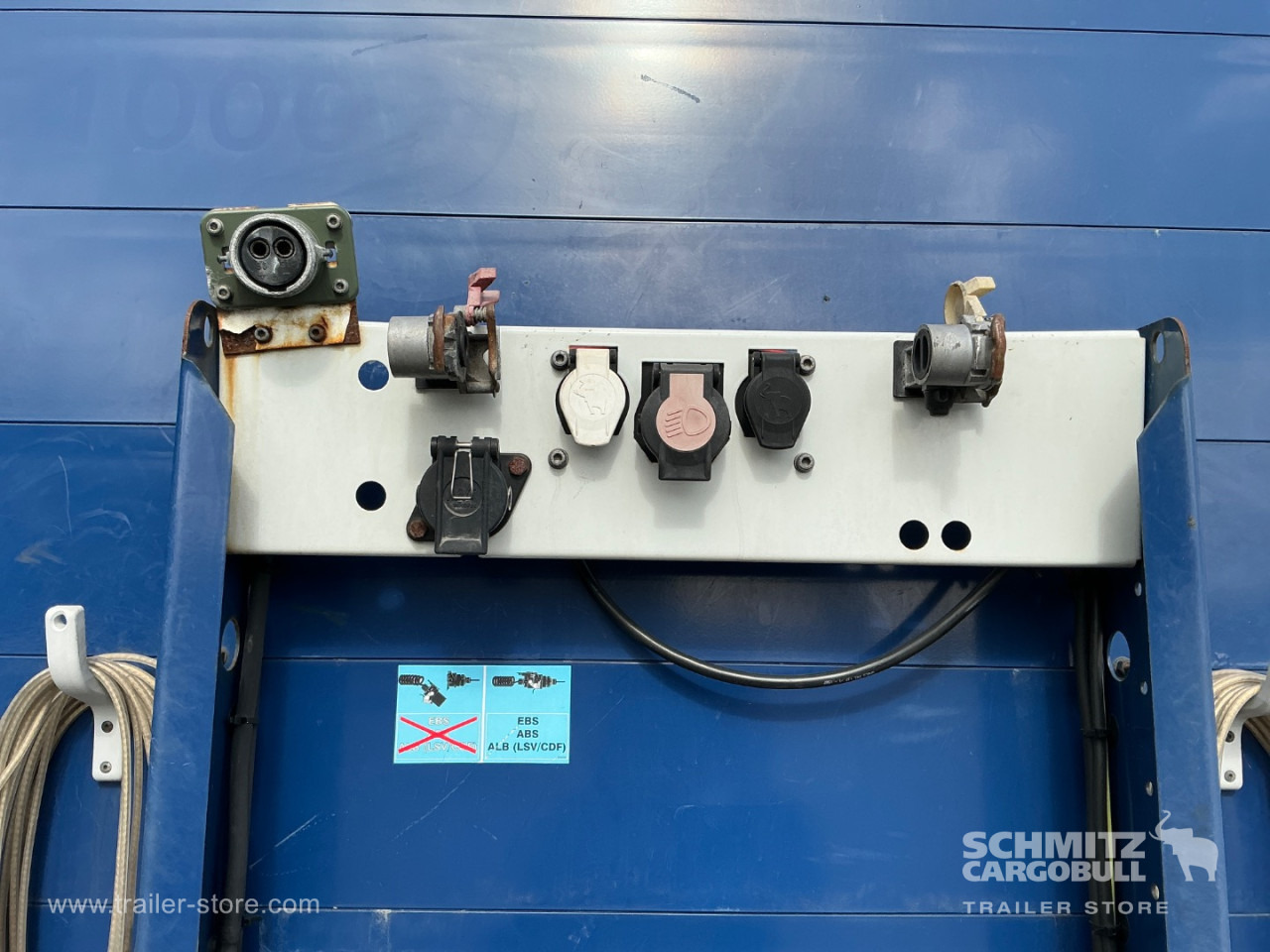 SCHMITZ Curtainsider Standard Taillift - Semi-trailer dengan terpal samping: gambar 4 SCHMITZ Curtainsider Standard Taillift - Semi-trailer dengan terpal samping: gambar 4