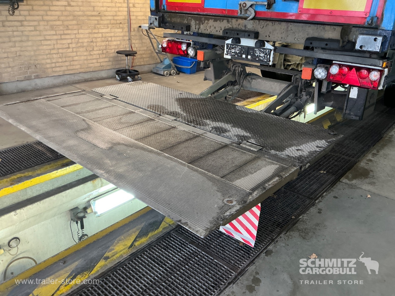 SCHMITZ Dryfreight Standard Taillift - Semi-trailer kotak tertutup: gambar 3 SCHMITZ Dryfreight Standard Taillift - Semi-trailer kotak tertutup: gambar 3