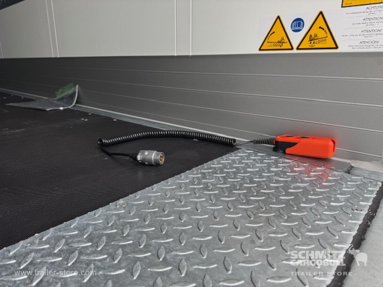 SCHMITZ Oplegger Kasten Standard Taillift - Semi-trailer kotak tertutup: gambar 5 SCHMITZ Oplegger Kasten Standard Taillift - Semi-trailer kotak tertutup: gambar 5