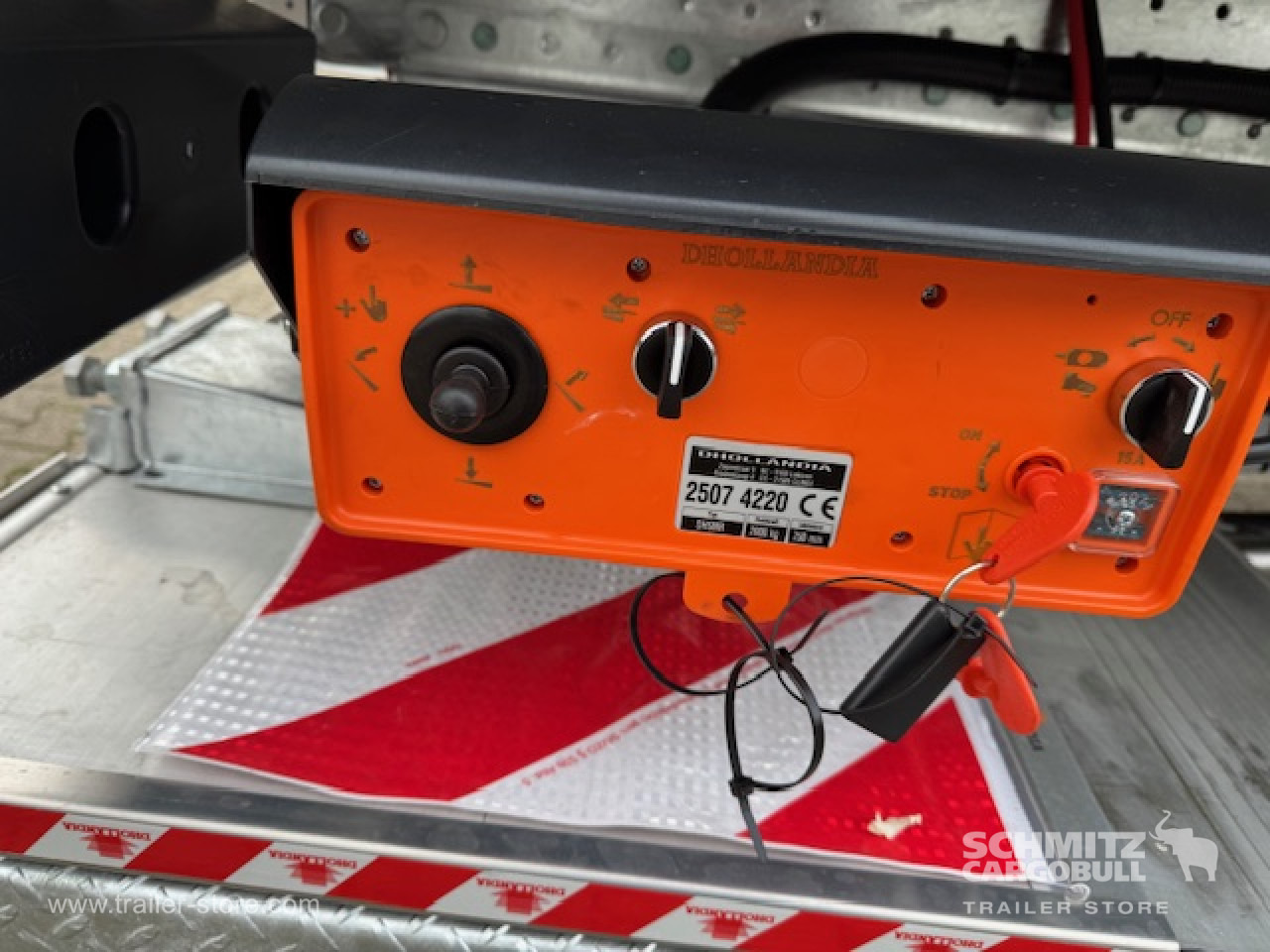SCHMITZ Oplegger Kasten Standard Taillift - Semi-trailer kotak tertutup: gambar 4 SCHMITZ Oplegger Kasten Standard Taillift - Semi-trailer kotak tertutup: gambar 4