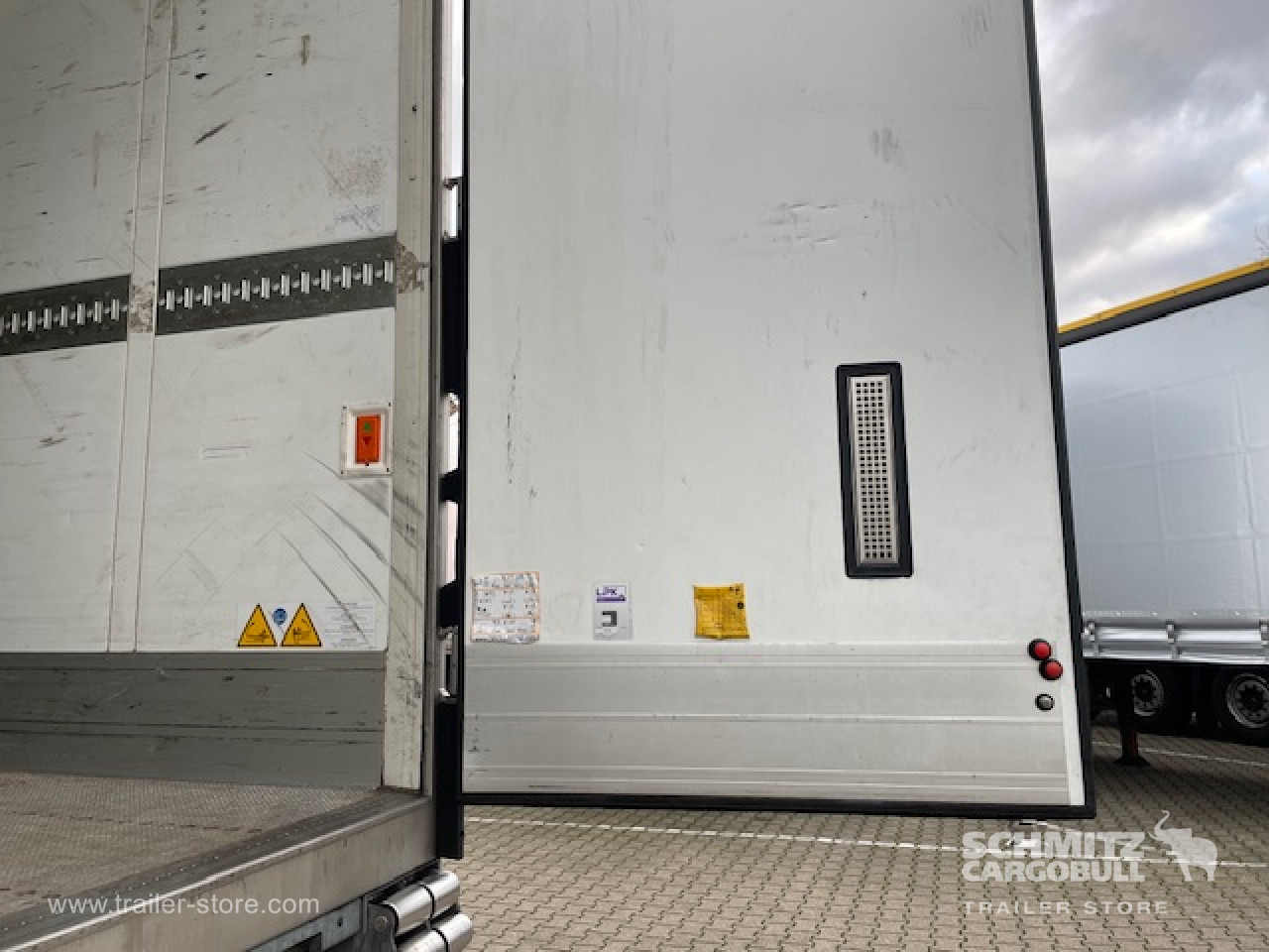 SCHMITZ Oplegger Vries Multitemp Taillift - Semi-trailer isotermal: gambar 2 SCHMITZ Oplegger Vries Multitemp Taillift - Semi-trailer isotermal: gambar 2