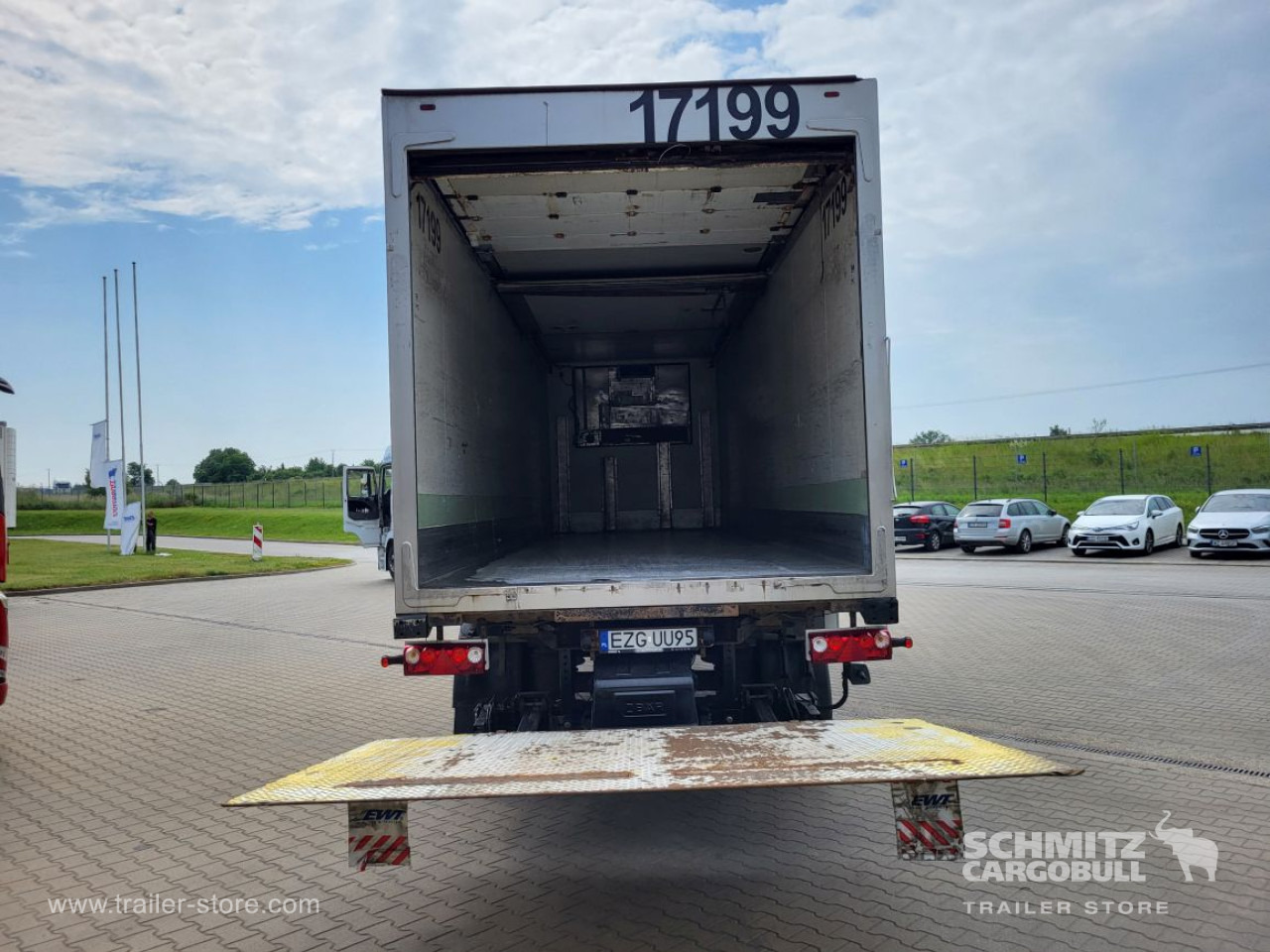 SCHMITZ Insulated/refrigerated box Taillift - Semi-trailer berpendingin: gambar 2 SCHMITZ Insulated/refrigerated box Taillift - Semi-trailer berpendingin: gambar 2