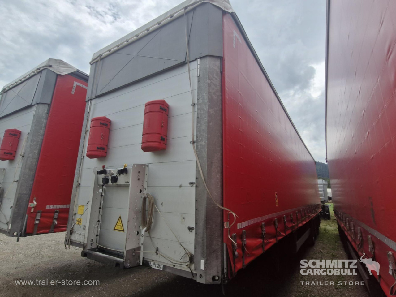 SCHMITZ Curtainsider Varios - Semi-trailer dengan terpal samping: gambar 2 SCHMITZ Curtainsider Varios - Semi-trailer dengan terpal samping: gambar 2