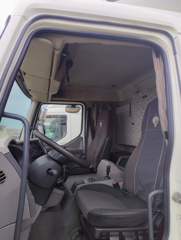 DAF LF 250 / Curtainsider 18 EPAL / sleeping cab - Truk dengan terpal samping: gambar 4 DAF LF 250 / Curtainsider 18 EPAL / sleeping cab - Truk dengan terpal samping: gambar 4