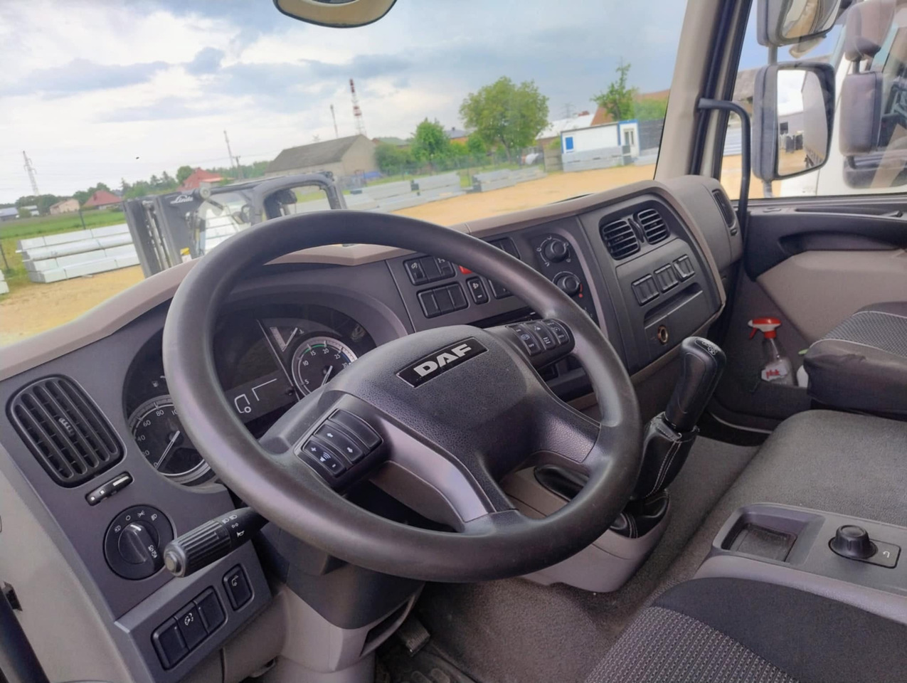 DAF LF 250 / Curtainsider 18 EPAL / sleeping cab - Truk dengan terpal samping: gambar 5 DAF LF 250 / Curtainsider 18 EPAL / sleeping cab - Truk dengan terpal samping: gambar 5