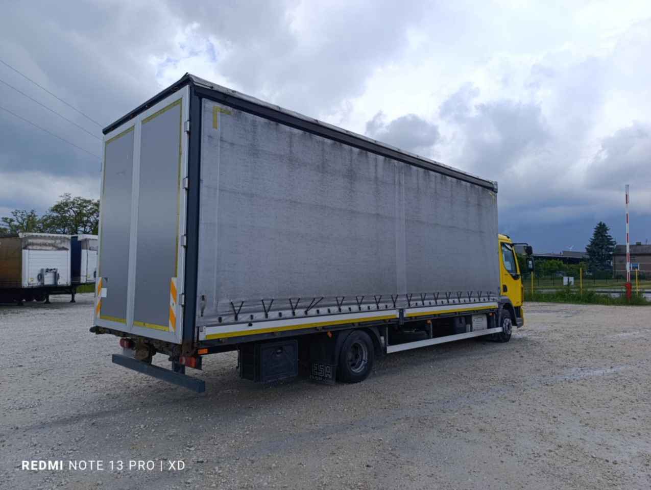DAF LF 260 / Curtainsider 18 EPAL / sleeper cab - Truk dengan terpal samping: gambar 4 DAF LF 260 / Curtainsider 18 EPAL / sleeper cab - Truk dengan terpal samping: gambar 4