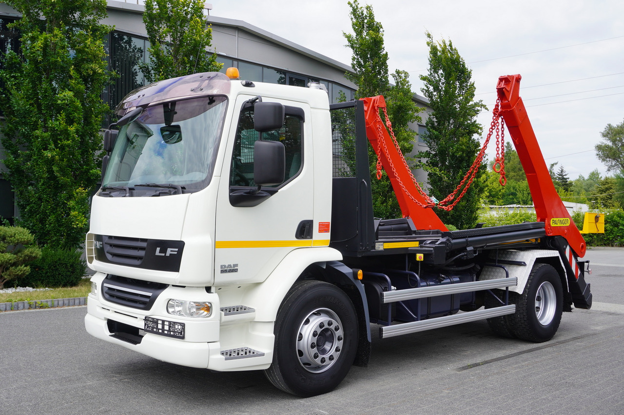 DAF LF 55.220 Skip loader GUIMA PALFINGER M14T - Truk skip loader: gambar 1 DAF LF 55.220 Skip loader GUIMA PALFINGER M14T - Truk skip loader: gambar 1