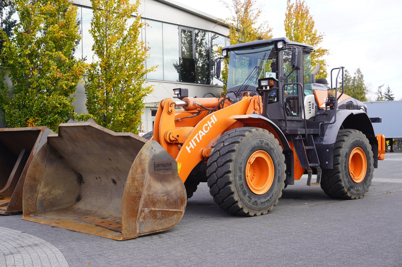 HITACHI ZW220 articulated loader / 2 buckets - Wheel loader: gambar 2 HITACHI ZW220 articulated loader / 2 buckets - Wheel loader: gambar 2