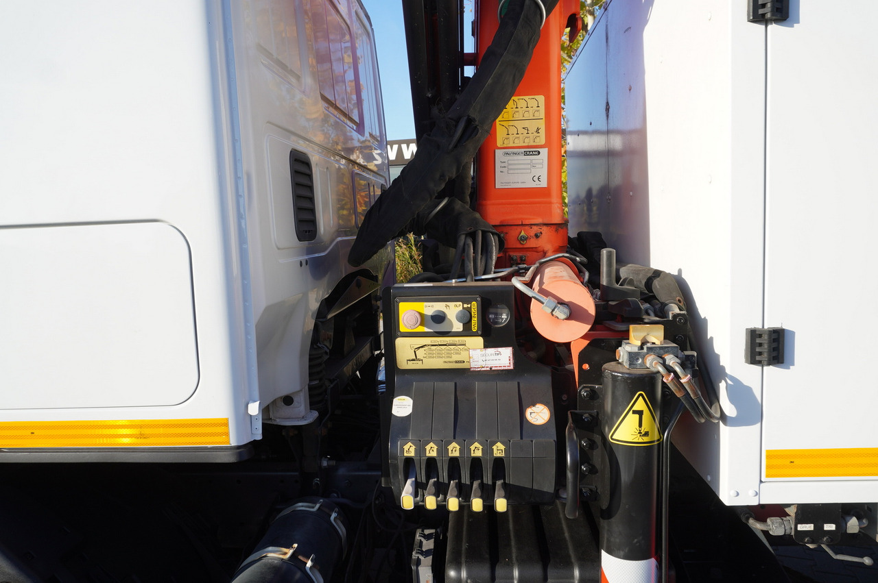 Leasing IVECO Eurocargo 120E18 Crane Palfinger / 3-way tipper / sleeper cab IVECO Eurocargo 120E18 Crane Palfinger / 3-way tipper / sleeper cab: gambar 23