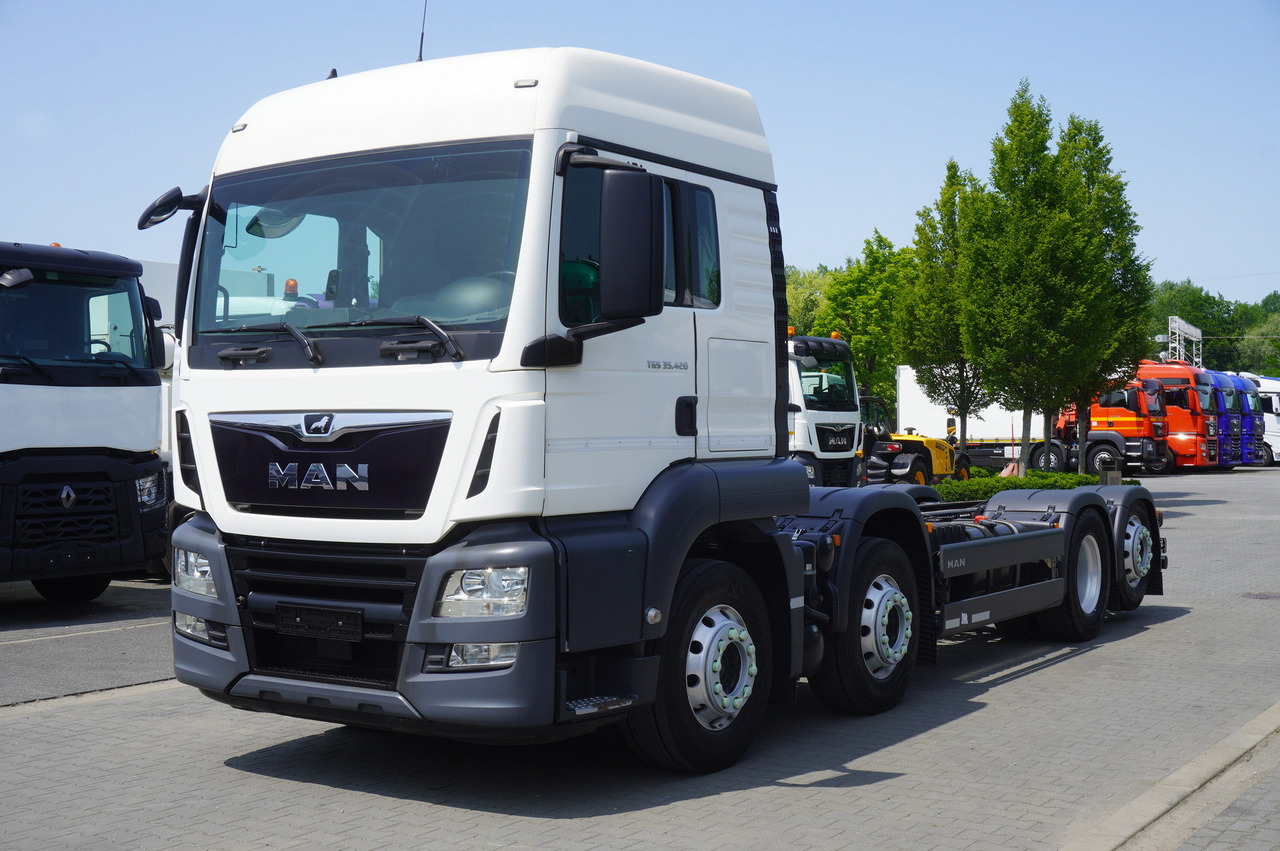 MAN TGS 35.420 8x2 / Chassis 6.4 m / 3 steered axles - Truk derek: gambar 2 MAN TGS 35.420 8x2 / Chassis 6.4 m / 3 steered axles - Truk derek: gambar 2