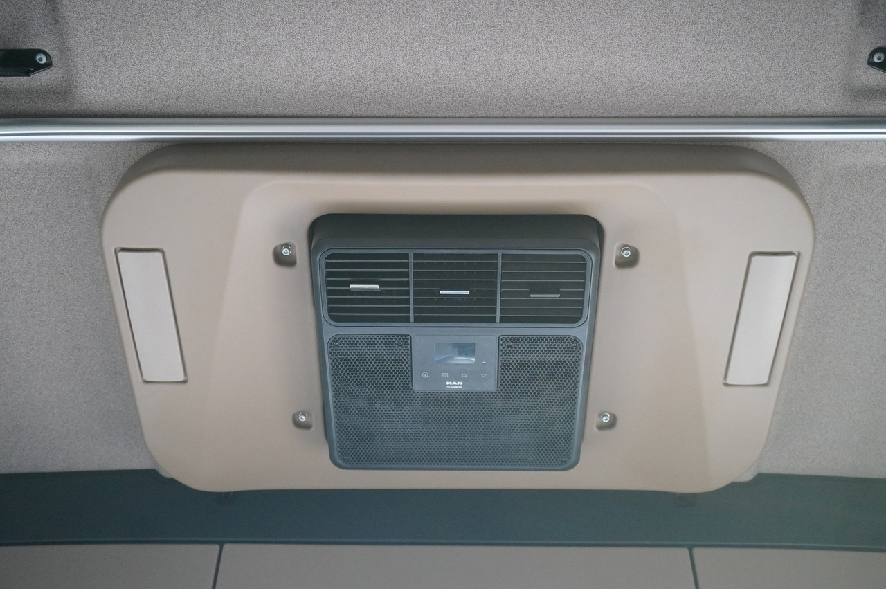 Truk dengan terpal samping MAN TGX 35.580 E6 8x4 /4 / 23 EPAL tarp superstructure / 4th axle steered: gambar 24 Truk dengan terpal samping MAN TGX 35.580 E6 8x4 /4 / 23 EPAL tarp superstructure / 4th axle steered: gambar 24