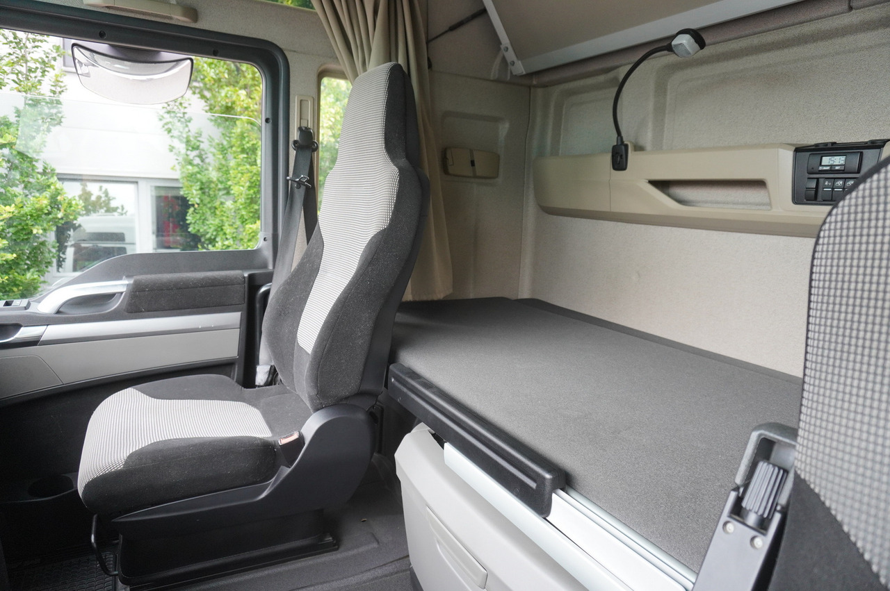 Truk dengan terpal samping MAN TGX 35.580 E6 8x4 /4 / 23 EPAL tarp superstructure / 4th axle steered: gambar 21 Truk dengan terpal samping MAN TGX 35.580 E6 8x4 /4 / 23 EPAL tarp superstructure / 4th axle steered: gambar 21