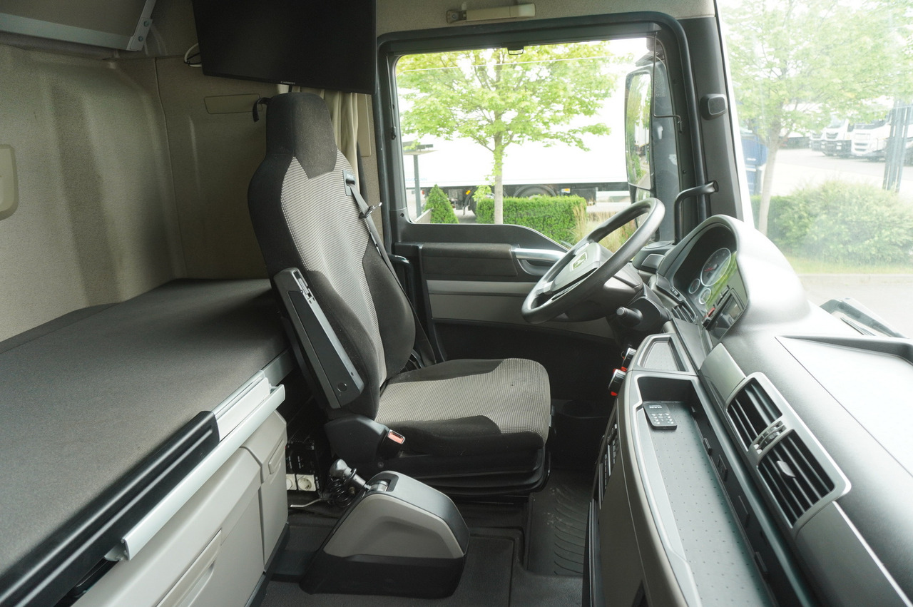 Truk dengan terpal samping MAN TGX 35.580 E6 8x4 /4 / 23 EPAL tarp superstructure / 4th axle steered: gambar 27 Truk dengan terpal samping MAN TGX 35.580 E6 8x4 /4 / 23 EPAL tarp superstructure / 4th axle steered: gambar 27