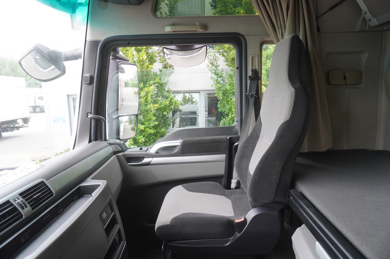 Truk dengan terpal samping MAN TGX 35.580 E6 8x4 /4 / 23 EPAL tarp superstructure / 4th axle steered: gambar 20 Truk dengan terpal samping MAN TGX 35.580 E6 8x4 /4 / 23 EPAL tarp superstructure / 4th axle steered: gambar 20