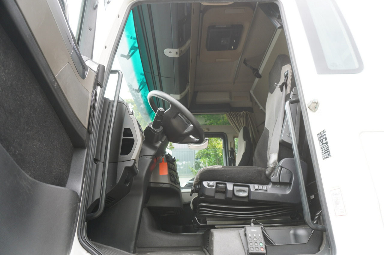 Truk dengan terpal samping MAN TGX 35.580 E6 8x4 /4 / 23 EPAL tarp superstructure / 4th axle steered: gambar 17 Truk dengan terpal samping MAN TGX 35.580 E6 8x4 /4 / 23 EPAL tarp superstructure / 4th axle steered: gambar 17