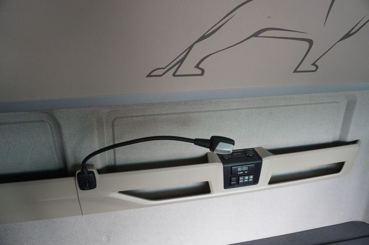 Truk dengan terpal samping MAN TGX 35.580 E6 8x4 /4 / 23 EPAL tarp superstructure / 4th axle steered: gambar 22 Truk dengan terpal samping MAN TGX 35.580 E6 8x4 /4 / 23 EPAL tarp superstructure / 4th axle steered: gambar 22