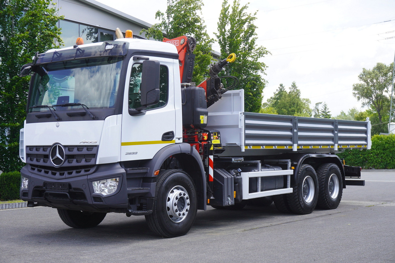 MERCEDES-BENZ AROCS 2633 6x4 / 5.5 T crane FASSI F135 / Tipper 15 EPAL - Truk flatbed, Truk derek: gambar 2 MERCEDES-BENZ AROCS 2633 6x4 / 5.5 T crane FASSI F135 / Tipper 15 EPAL - Truk flatbed, Truk derek: gambar 2